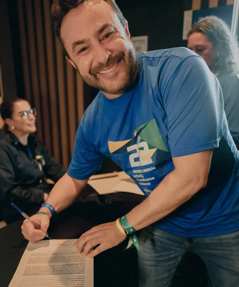 Marcius Machado assinando documentos de campanha